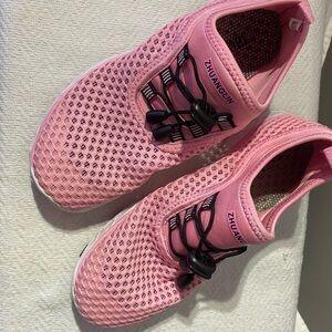 Zhuanglin pink quick dry beach sneakers size 37.